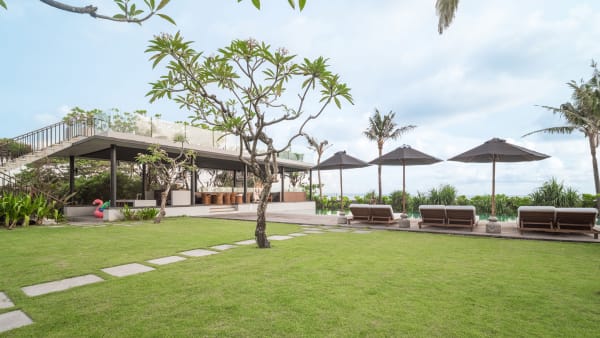 Arnalaya Beach House - Expansive lawn and pool area